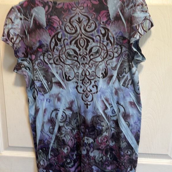 Cute tee top medium. - Picture 3 of 3